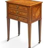 A LOUIS XVI ORMOLU-MOUNTED TULIPWOOD, AMARANTH AND MARQUETRY TABLE EN CHIFFONNIERE - Foto 4