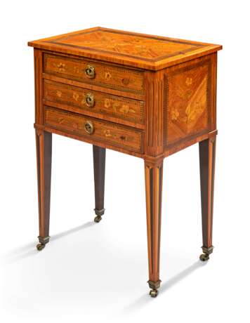 A LOUIS XVI ORMOLU-MOUNTED TULIPWOOD, AMARANTH AND MARQUETRY TABLE EN CHIFFONNIERE - Foto 4