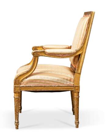 A SUITE OF LOUIS XVI-STYLE GILTWOOD SEAT FURNITURE - фото 2