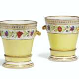 Coalport Porcelain Factory. A PAIR OF ENGLISH PORCELAIN YELLOW-GROUND FLOWERPOTS AND STANDS - Foto 2