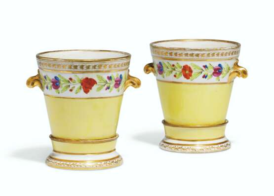 Coalport Porcelain Factory. A PAIR OF ENGLISH PORCELAIN YELLOW-GROUND FLOWERPOTS AND STANDS - photo 2