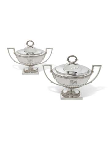 Ellerton, Thomas. A PAIR OF GEORGE III SILVER SAUCE TUREENS AND COVERS - photo 1