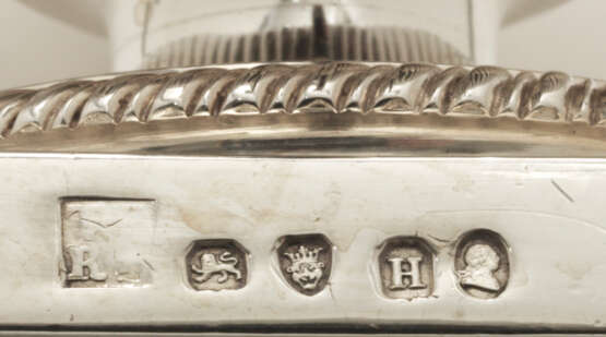 Ellerton, Thomas. A PAIR OF GEORGE III SILVER SAUCE TUREENS AND COVERS - фото 2