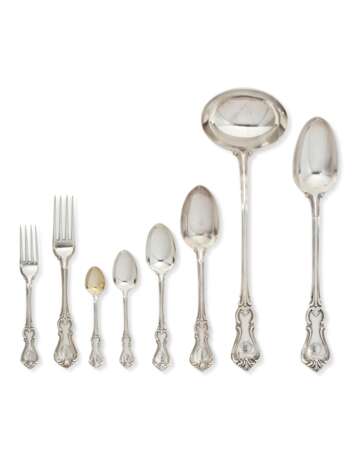 Adams, George. A VICTORIAN SILVER PART TABLE SERVICE - photo 1