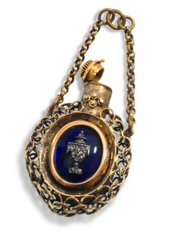 A GROUP OF FOUR SILVER SILVER PILL-BOXES, A SILVER-GILT SCENT BOTTLE PENDANT AND A SILVER-GILT AND LAPIS-LAZULI TABLE SEAL - фото 2