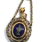 A GROUP OF FOUR SILVER SILVER PILL-BOXES, A SILVER-GILT SCENT BOTTLE PENDANT AND A SILVER-GILT AND LAPIS-LAZULI TABLE SEAL - Foto 2