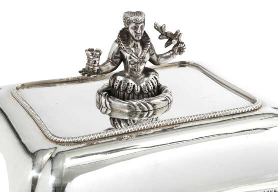 Edwards, John. A GEORGE III SILVER ENTREE DISH AND COVER - фото 4