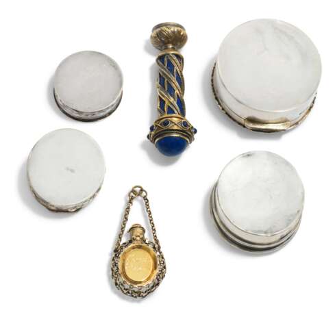 A GROUP OF FOUR SILVER SILVER PILL-BOXES, A SILVER-GILT SCENT BOTTLE PENDANT AND A SILVER-GILT AND LAPIS-LAZULI TABLE SEAL - photo 4