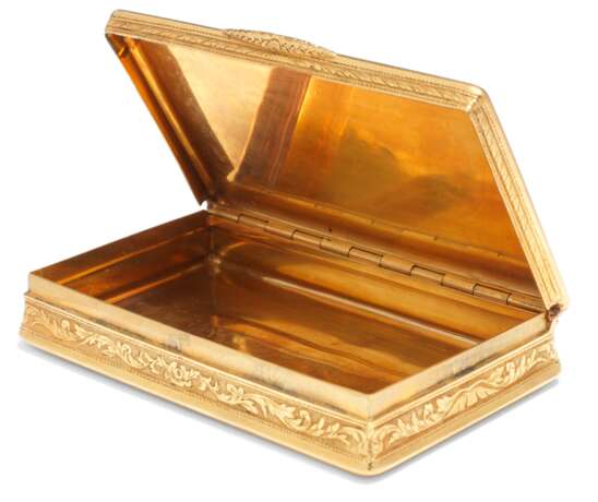 A CONTINENTAL GOLD SNUFF-BOX - photo 4