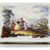 A GILT METAL-MOUNTED GERMAN PORCELAIN SNUFF-BOX AND COVER - Foto 3