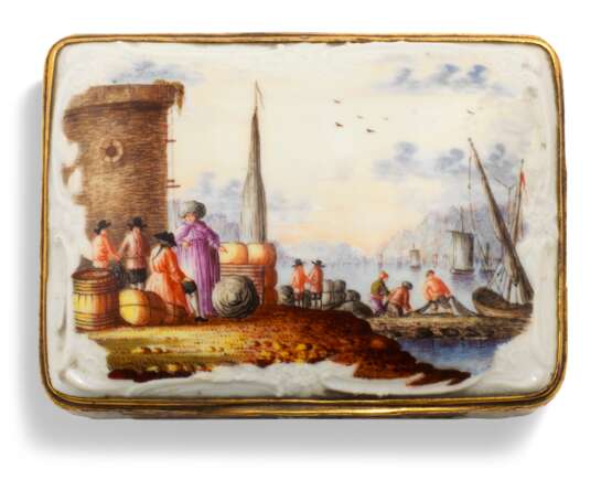 A GILT METAL-MOUNTED GERMAN PORCELAIN SNUFF-BOX AND COVER - photo 4