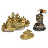 THREE PATINATED AND GILT-BRONZE INKSTANDS - Foto 1