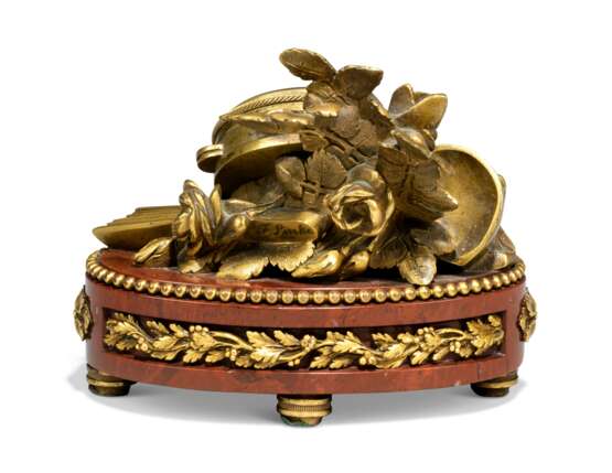 A FRENCH ORMOLU AND ROUGE MARBLE TABLE CLOCK - фото 3