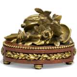 A FRENCH ORMOLU AND ROUGE MARBLE TABLE CLOCK - Foto 3