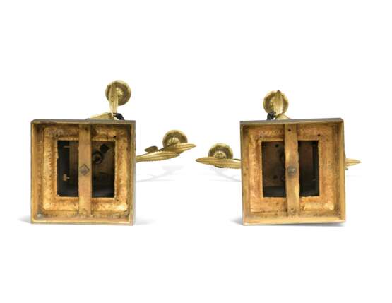 A PAIR OF LOUIS-PHILIPPE ORMOLU AND PATINATED-BRONZE THREE-LIGHT CANDELABRA - Foto 2