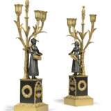 A PAIR OF LOUIS-PHILIPPE ORMOLU AND PATINATED-BRONZE THREE-LIGHT CANDELABRA - Foto 3