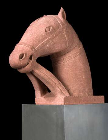 AN INDIAN RED SANDSTONE HORSE'S HEAD ON A STAINLESS STEEL PLINTH - photo 1