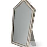 A MOTHER-OF-PEARL AND SILVERED WOOD DRESSING-TABLE AND MIRROR - Foto 2