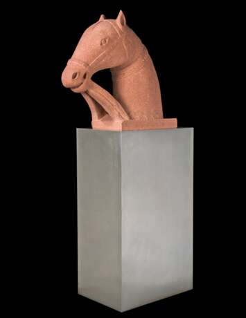 AN INDIAN RED SANDSTONE HORSE'S HEAD ON A STAINLESS STEEL PLINTH - photo 2