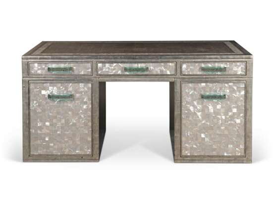 A MOTHER-OF-PEARL AND SILVERED WOOD DRESSING-TABLE AND MIRROR - фото 3