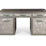 A MOTHER-OF-PEARL AND SILVERED WOOD DRESSING-TABLE AND MIRROR - Foto 3