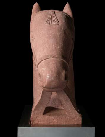 AN INDIAN RED SANDSTONE HORSE'S HEAD ON A STAINLESS STEEL PLINTH - photo 3
