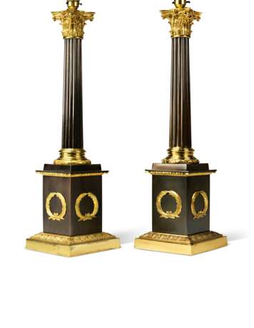 A PAIR OF PATINATED-BRONZE AND LACQUERED-BRASS CORINTHIAN COLUMN TABLE LAMPS - Foto 4