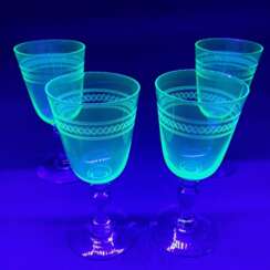 Vier Uran-Gläser / Vaseline-Glas: Weingläser in Eleonore-Grün, frühes 20. Jahrhundert, sehr gut.