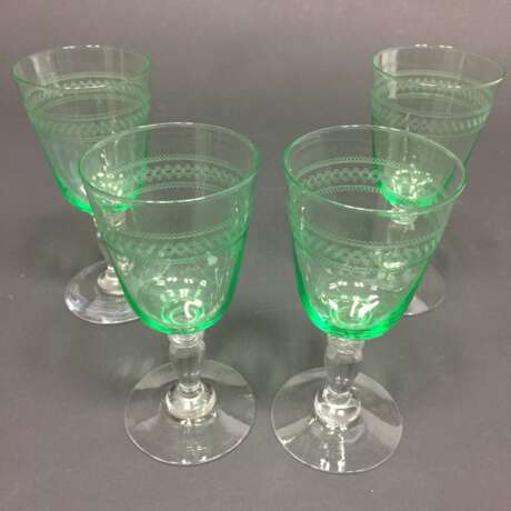 Vier Uran-Gläser / Vaseline-Glas: Weingläser in Eleonore-Grün, frühes 20. Jahrhundert, sehr gut. - Foto 2