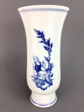 Flötenvase / Stangenvase: Meissen Porzellan, Dekor Landschaftsszene in unterglasurblau, blauer Rand und Faden, sehr gut. - фото 1