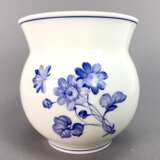 Bauchige Vase: Meissen Porzellan, Entwurf Paul Börner, Dekor Blumen-Bouquet in blau, blauer Rand, sehr gut. - photo 1