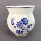 Bauchige Vase: Meissen Porzellan, Entwurf Paul Börner, Dekor Blumen-Bouquet in blau, blauer Rand, sehr gut. - фото 2
