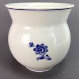 Bauchige Vase: Meissen Porzellan, Entwurf Paul Börner, Dekor Blumen-Bouquet in blau, blauer Rand, sehr gut. - photo 3