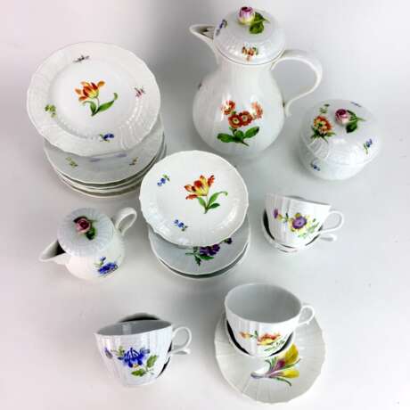 Kaffee-Service: Meissen Porzellan, Altbrandenstein, Dekor Blume 1 und Streublumen, um 1860, sehr gut. - фото 2