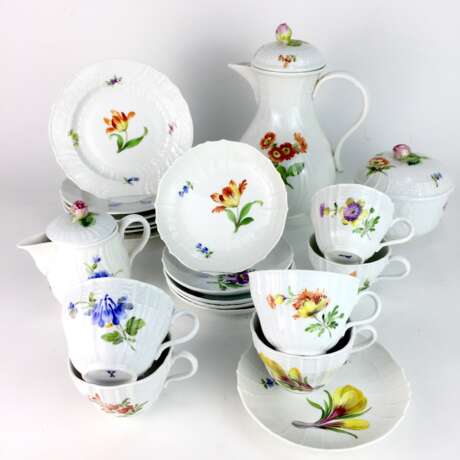 Kaffee-Service: Meissen Porzellan, Altbrandenstein, Dekor Blume 1 und Streublumen, um 1860, sehr gut. - Foto 3