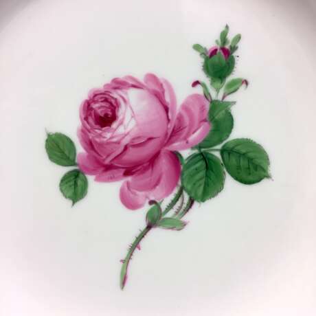 Große runde Platte / Beilagenplatte: Meissen Porzellan, Dekor Rote Rose und gestreute rote Rosen, um 1900, sehr gut. - photo 2