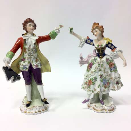 Figurengruppe Porzellan: Barock-Stil / Mann und Frau in barocker Kleidung, fein staffiert, Sitzendorf/Thür, sehr schön. - фото 1