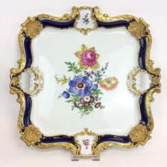 Außergewöhnliche Carré Platte / Quadratplatte: Meissen Porzellan. Kobaltblau und Gold. Blumenbouquet. 1. Wahl. Um 1900.