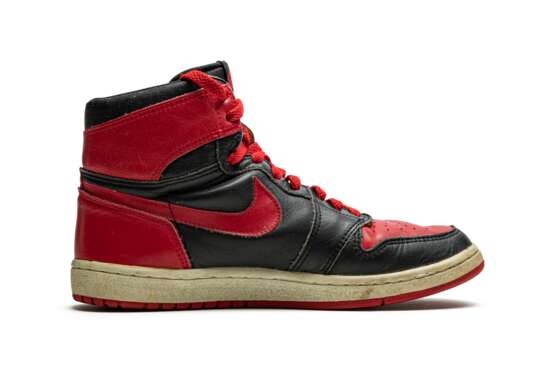 Nike AirJordan. Air Jordan 1 High “Black/Red,” Original Salesman Sample - Foto 4