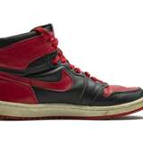 Nike AirJordan. Air Jordan 1 High “Black/Red,” Original Salesman Sample - Foto 4