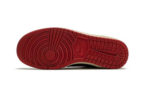 Nike AirJordan. Air Jordan 1 High “Black/Red,” Original Salesman Sample - Foto 5
