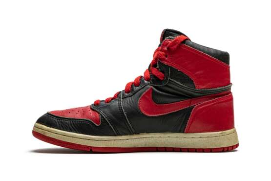 Nike AirJordan. Air Jordan 1 High “Black/Red,” Original Salesman Sample - Foto 6