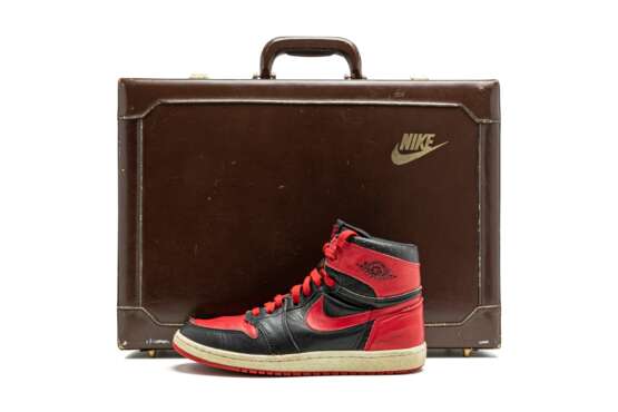 Nike AirJordan. Air Jordan 1 High “Black/Red,” Original Salesman Sample - Foto 13