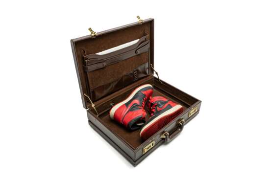 Nike AirJordan. Air Jordan 1 High “Black/Red,” Original Salesman Sample - Foto 14