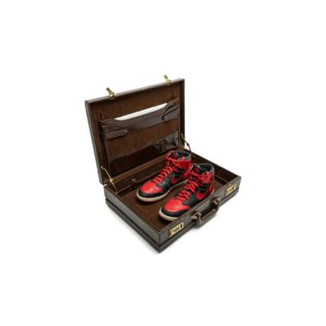 Nike AirJordan. Air Jordan 1 High “Black/Red,” Original Salesman Sample - Foto 17