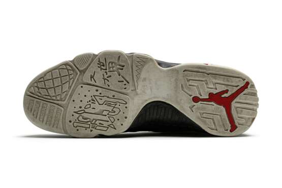 Nike AirJordan. Air Jordan 9, B.J. Armstrong Player Exclusive, Game Worn, Dual Signed - Foto 4