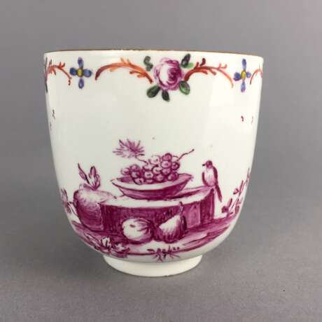 Seltene Tasse: Höchst Porzellan, 1763 - 1796. Dekor Obst-Stilleben und Blumen-Ranken. Brauner Rrand. Selten und sehr gut - photo 3