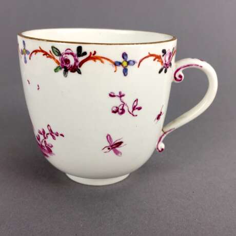Seltene Tasse: Höchst Porzellan, 1763 - 1796. Dekor Obst-Stilleben und Blumen-Ranken. Brauner Rrand. Selten und sehr gut - photo 4