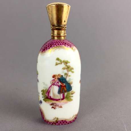 Parfum-Flakon: Porzellan, Watteau-Szenen, Montur und Verschluß Gold, Gold verziert, um 1750, sehr schön! - Foto 2