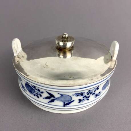 Johann Jakob Irminger für Königliche Porcelain Fabrique Meissen: Museale Butterdose mit Silberdeckel. 1730 Zwiebelmuster - фото 4
